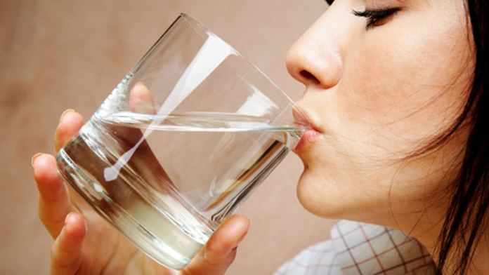 6 Amazing Benefits of Drinking Water on an Empty Stomach