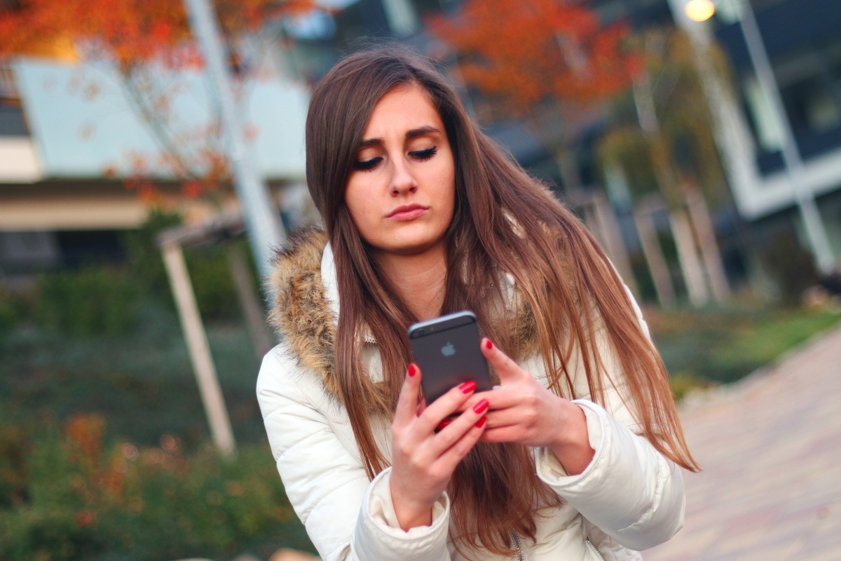Social media use linked to TEENAGE DEPRESSION, warn mental health experts